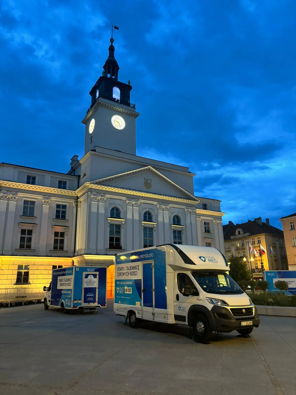 festyn medyczny w nocy