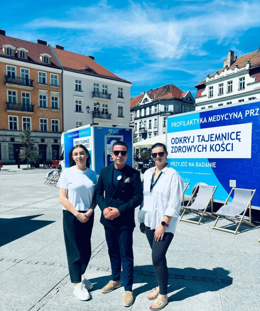 uśmiechnięci uczestnicy festynu medycznego