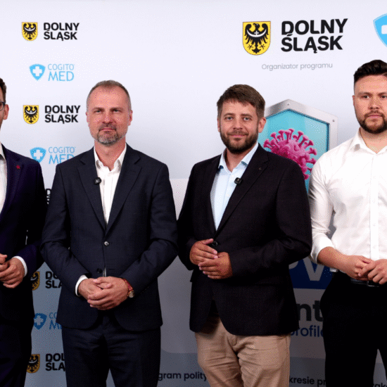 Zdjęcie grupowe na ściance z inauguracji programu HPV