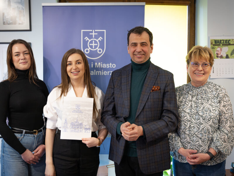 Podpisanie umowy na program profilaktyki osteoporozy w Gminie Nowe Skalmierzyce. Burmistrz Jerzy Łukasz Walczak, Danuta Grzegorczyk oraz przedstawicielki Cogito Med: Prezes Katarzyna Wolf i Oliwia Pietraszek