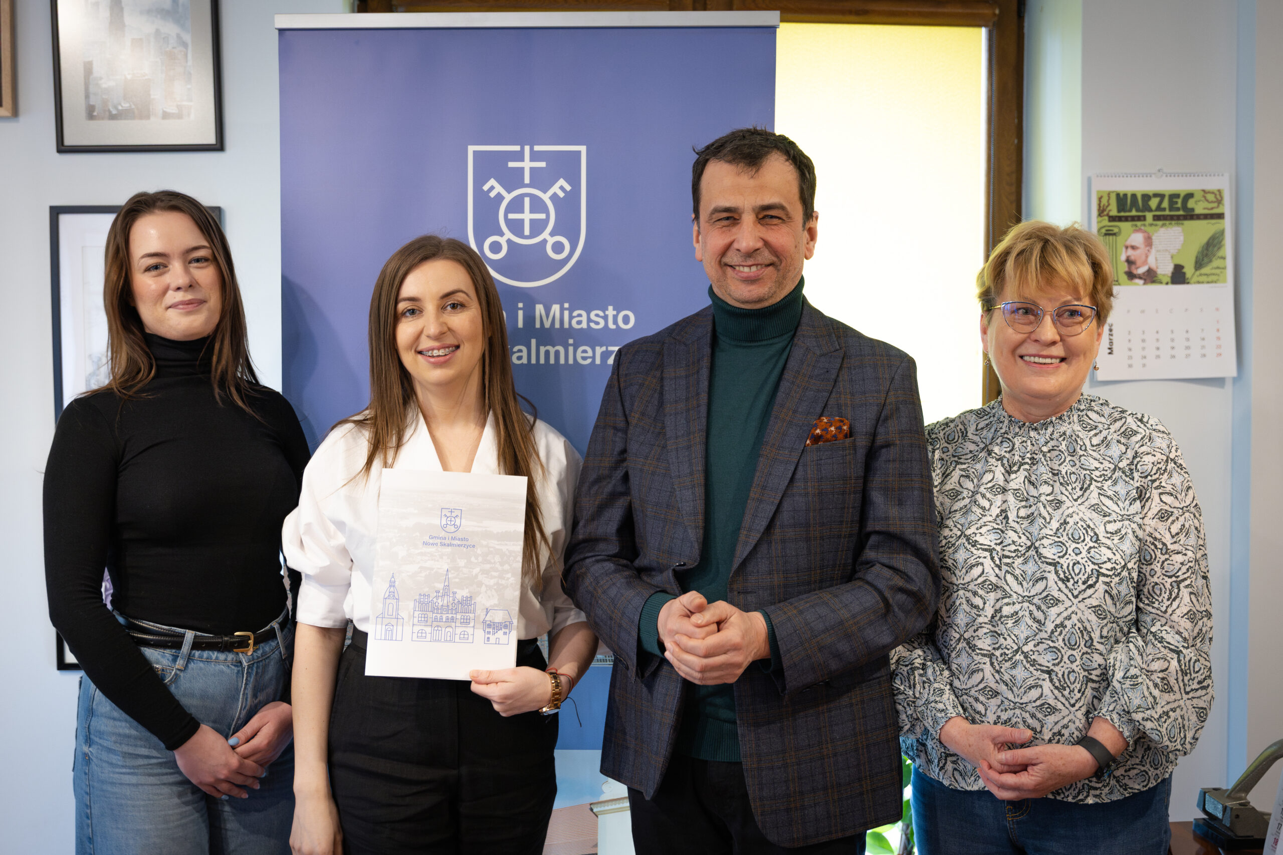 Podpisanie umowy na program profilaktyki osteoporozy w Gminie Nowe Skalmierzyce. Burmistrz Jerzy Łukasz Walczak, Danuta Grzegorczyk oraz przedstawicielki Cogito Med: Prezes Katarzyna Wolf i Oliwia Pietraszek